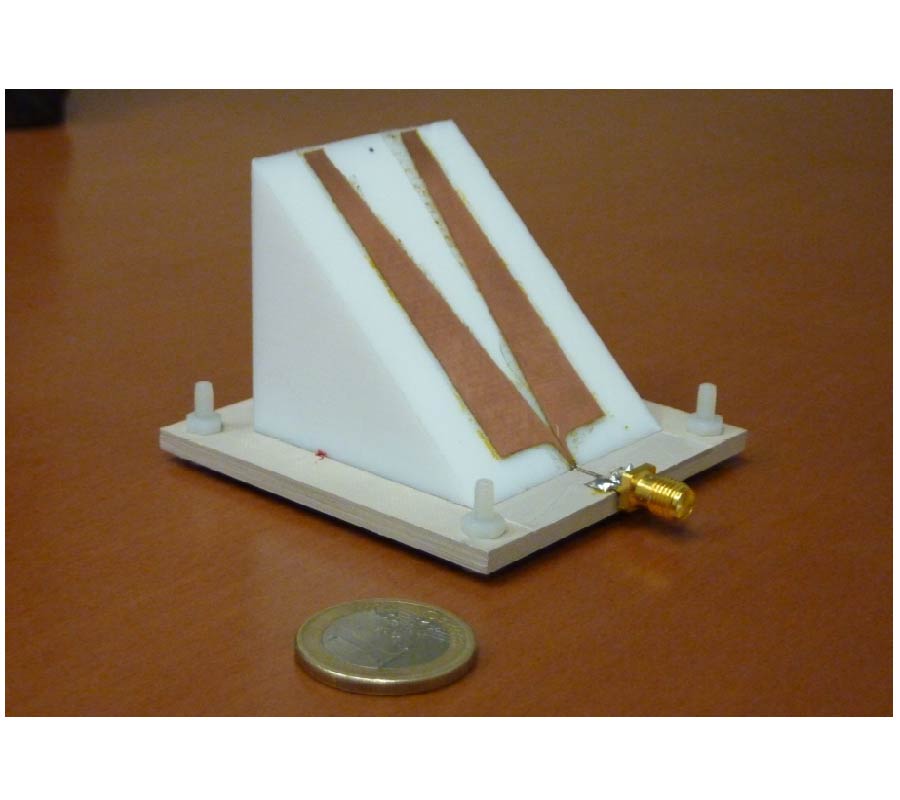 ULTRAWIDEBAND ANTENNA EXCITED BY A PHOTOMIXER FOR TERAHERTZ BAND