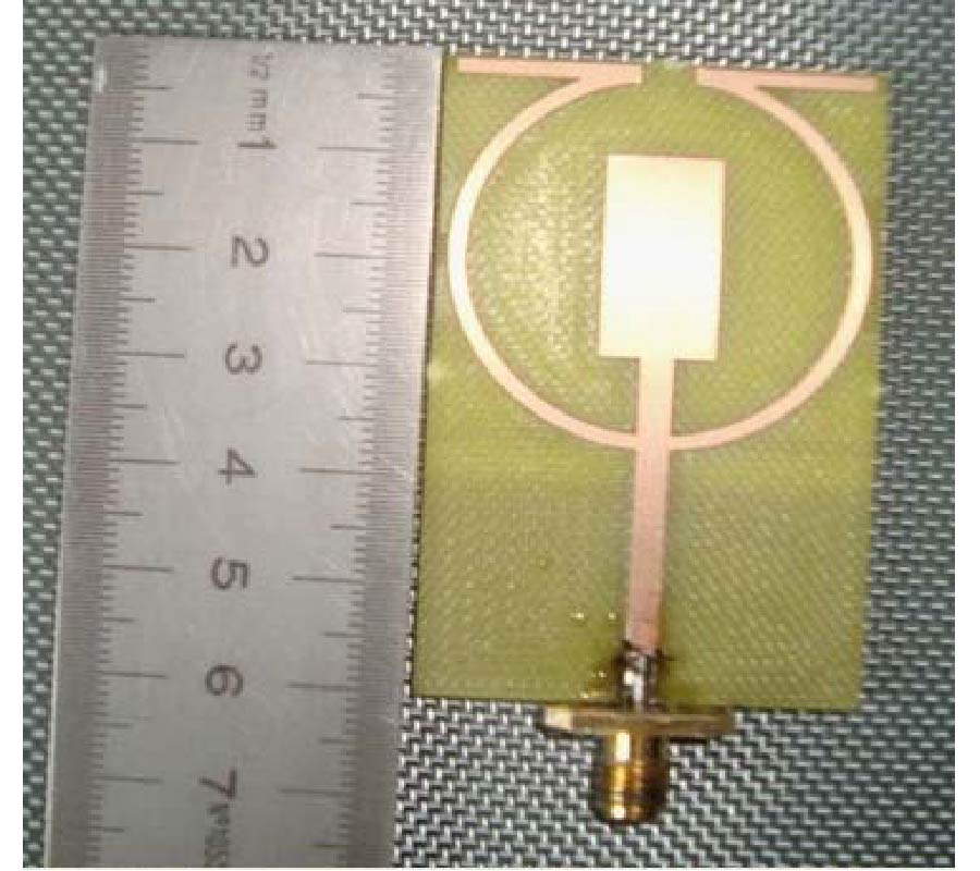 DUAL-BAND MONOPOLE ANTENNA WITH OMEGA PARTICLES FOR WIRELESS APPLICATIONS