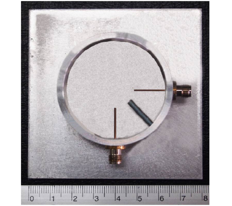 UNIDIRECTIONAL ANTENNA USING TWO-PROBE EXCITED CIRCULAR RING ABOVE SQUARE REFLECTOR FOR POLARIZATION DIVERSITY WITH HIGH ISOLATION