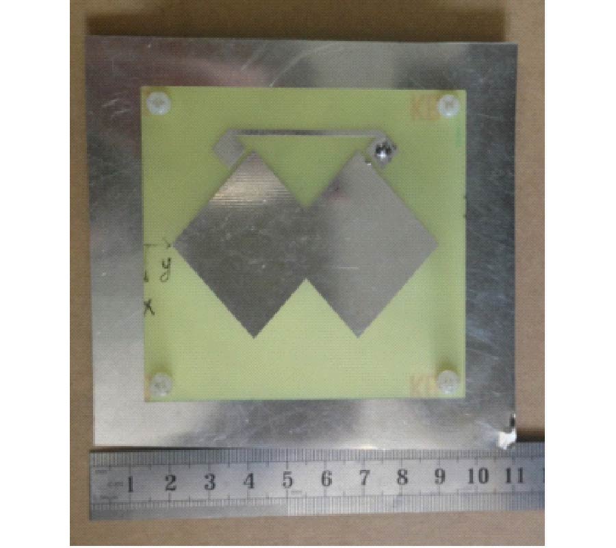 A WIDEBAND TWIN-DIAMOND-SHAPED CIRCULARLY POLARIZED PATCH ANTENNA WITH GAP-COUPLED FEED