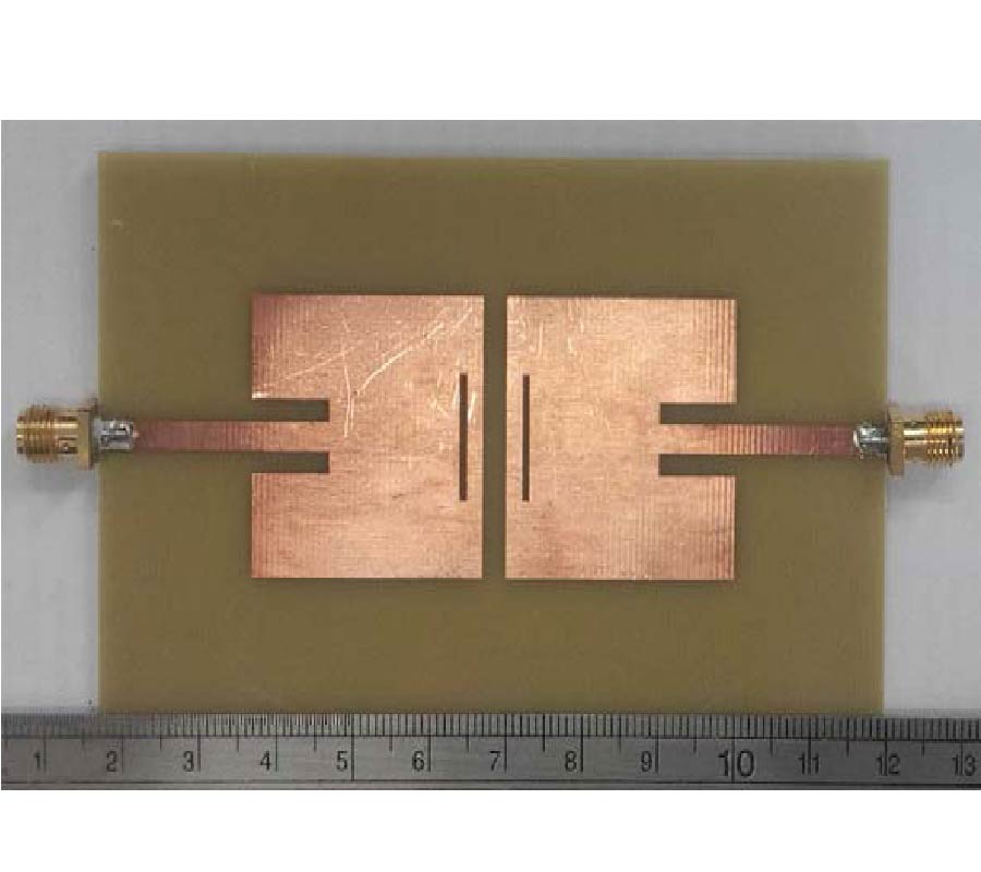 COMPACT DUAL-FREQUENCY MICROSTRIP ANTENNA ARRAY WITH INCREASED ISOLATION USING NEUTRALIZATION LINES