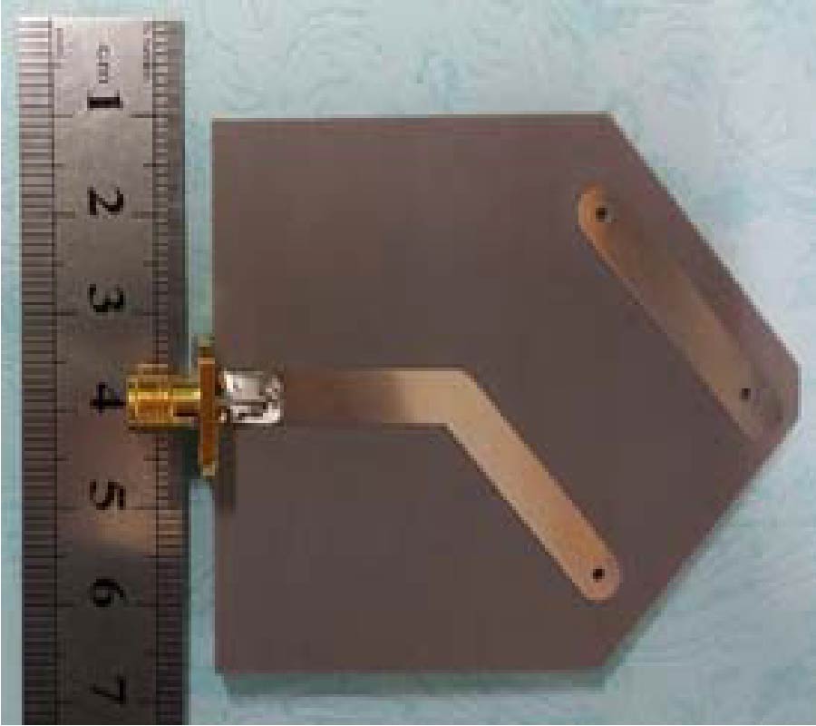 A PRINTED CIRCULARLY POLARIZED LOOP ANTENNA WITH BEAM PARALLEL WITH ITS PLANE
