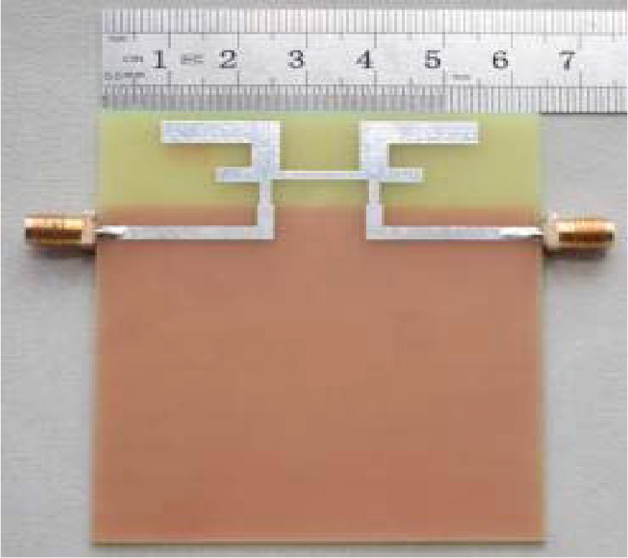 A DUAL-BAND MIMO ANTENNA USING A PASSIVE CIRCUIT FOR ISOLATION ENHANCEMENT