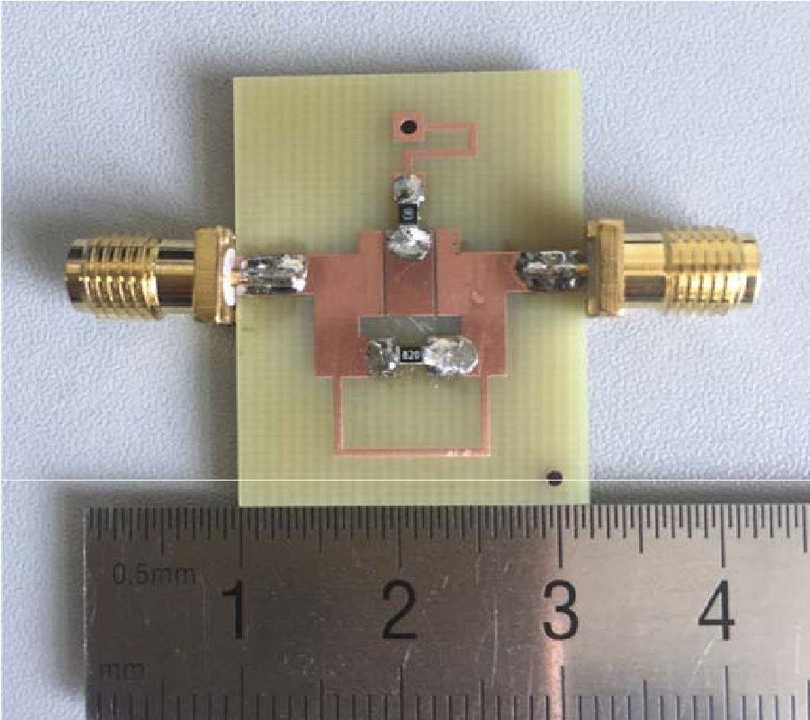 A MINIATURIZED SELF-MATCHED NEGATIVE GROUP DELAY MICROWAVE CIRCUIT