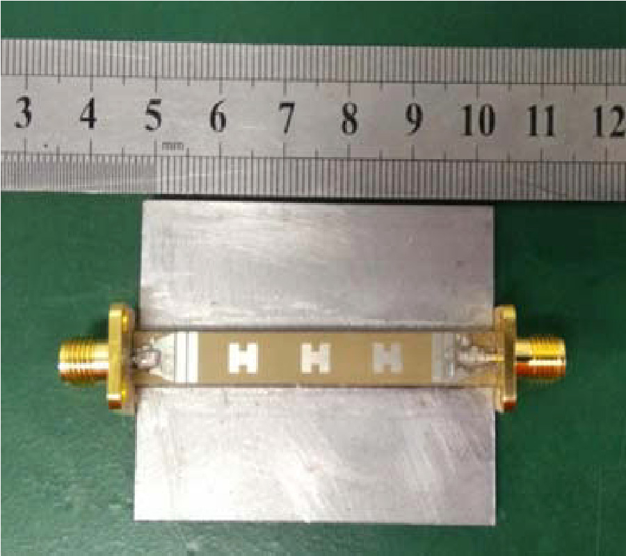 SMALL SIZE DIELECTRIC IMAGE LINE BASED LEAKY WAVE ANTENNA WITH 3 H-SHAPED PATCHES